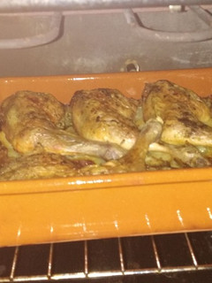 Una foto de Muslos de pollo al horno