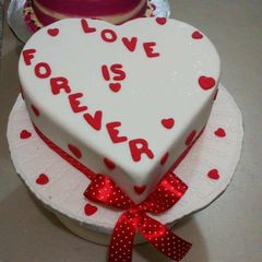 A picture of 10 inch love Cake.