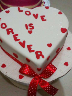 A picture of 10 inch love Cake.