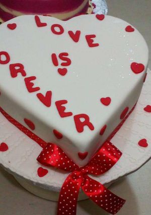 A picture of 10 inch love Cake.