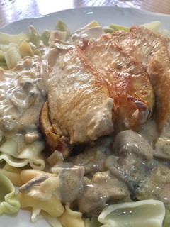 Una foto de Pechugas de Pollo sobre pasta al Chipotle Sonorense