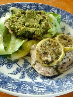 Una foto de Fetuccini de zapallo italiano con palta y pollo