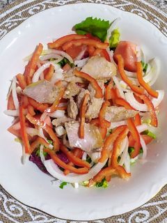 Una foto de Ensalada fresca variada con pimiento rojo y ventresca