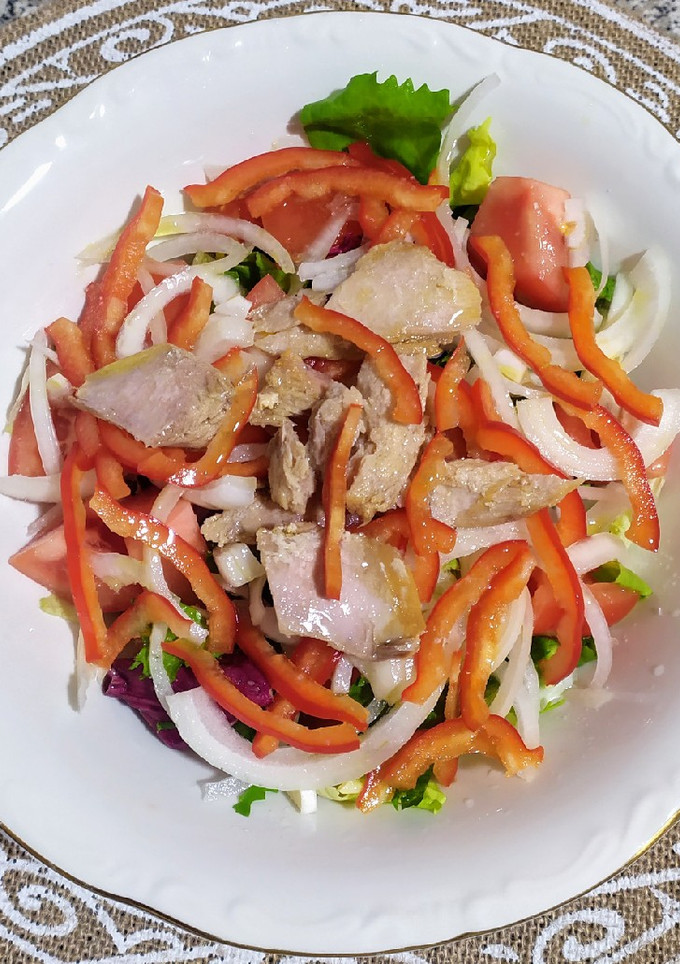 Una foto de Ensalada fresca variada con pimiento rojo y ventresca