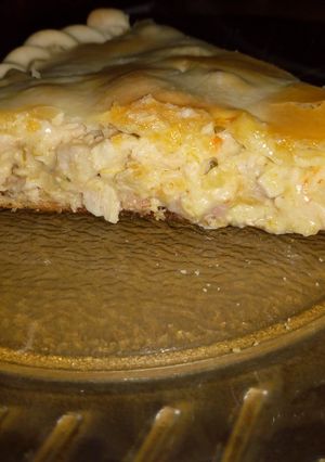 Una foto de Tarta de pollo, jamón y crema de leche