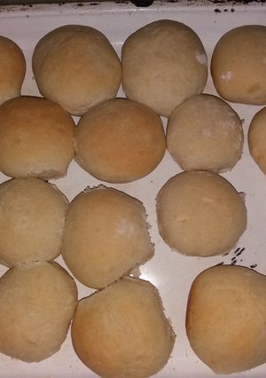 Una foto de Pan casero y cuernitos de manteca
