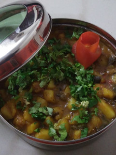 બટાકા રીંગણ નુ શાક (Bataka Ringan Shak Recipe In Gujarati) રેસીપી મુખ્ય ફોટો