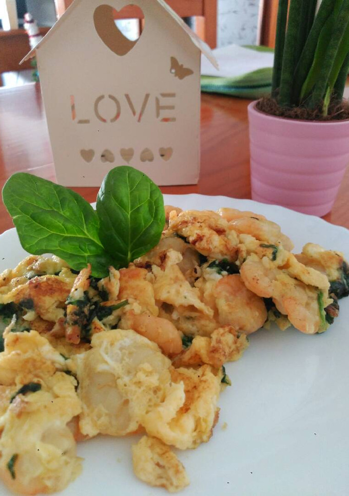Una foto de Tortilla/revuelto de espinacas y gambas