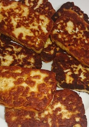 A picture of Fried Haloumi Cheese.