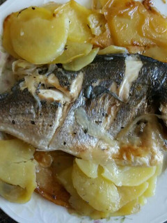 Una foto de Dorada al horno con patatas panaderas y cebollas asadas🐟🐟