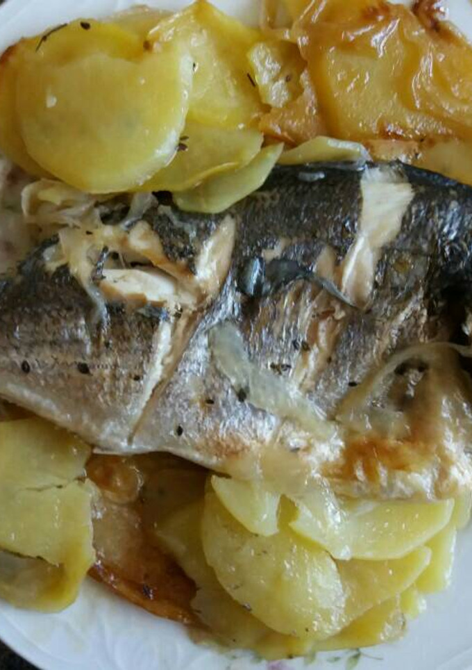 Una foto de Dorada al horno con patatas panaderas y cebollas asadas🐟🐟