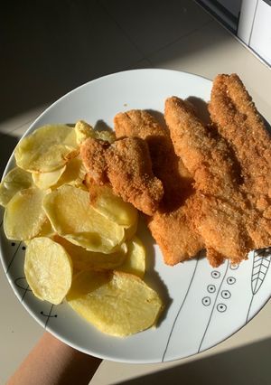 Una foto de Papas con milanesas de pescado