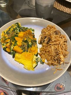 Una foto de Tortilla de espinacas y calabaza con fideos integrales