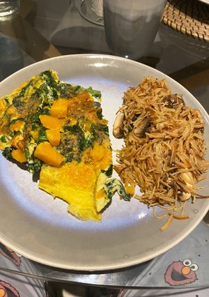 Una foto de Tortilla de espinacas y calabaza con fideos integrales