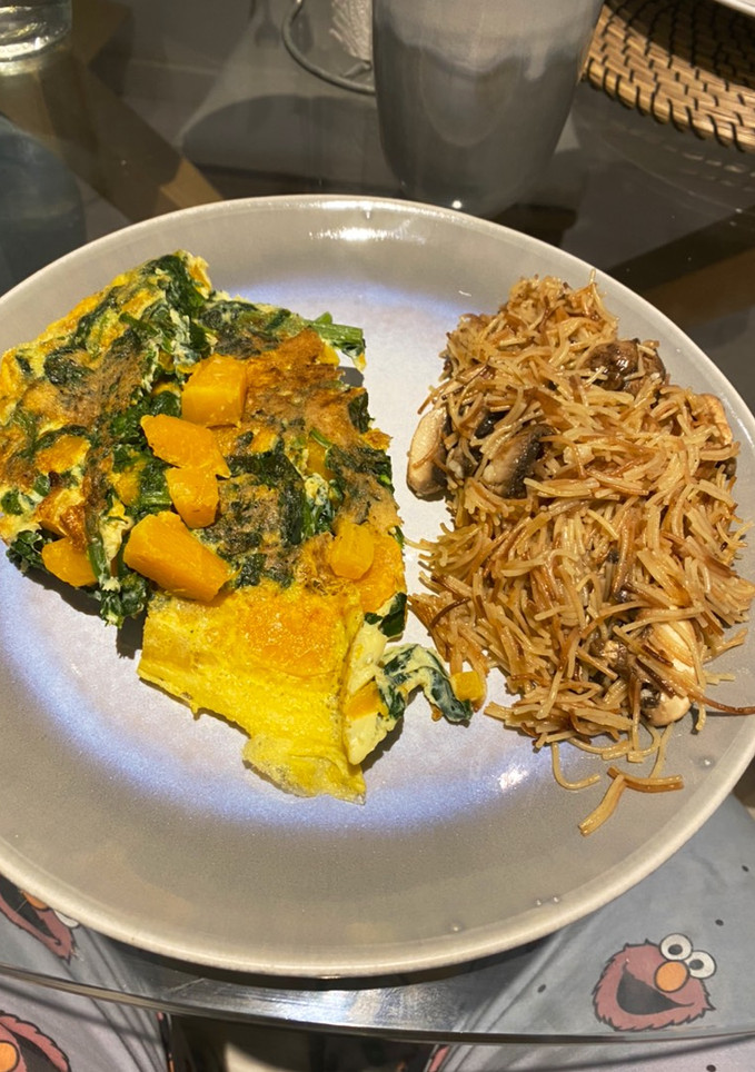 Una foto de Tortilla de espinacas y calabaza con fideos integrales