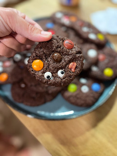 Una foto de Monster Cookies de lacasitos para Halloween