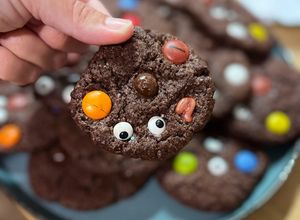 Una foto de Monster Cookies de lacasitos para Halloween