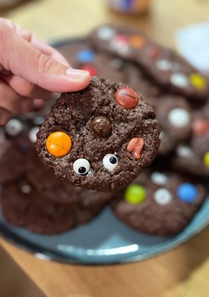 Una foto de Monster Cookies de lacasitos para Halloween