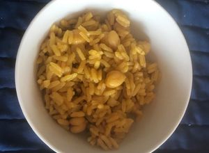 Una foto de Arroz al curry con garbanzos