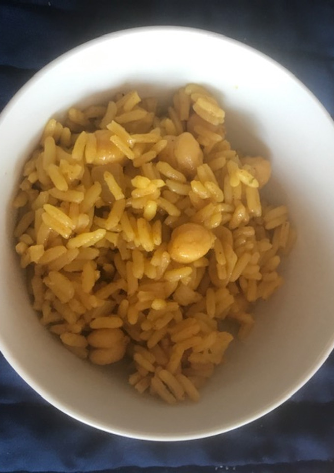 Una foto de Arroz al curry con garbanzos