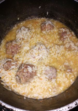 Una foto de Arroz con albóndigas al jugo