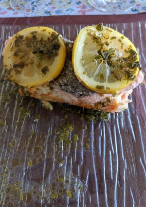 Une photo de Saumon en papillote avec carottes fenouil courgettes