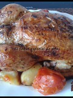 Una foto de Pollo al horno aromatizado con hiervas frescas