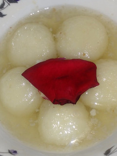 रसगुल्ला (Rasgulla Recipe in Hindi) रेसिपी मुख्य फोटो