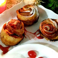 A picture of Rose shape Apple Pie.