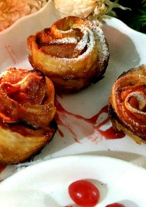 A picture of Rose shape Apple Pie.