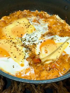 Hình của món Lạ Miệng Với Bacon, Khoai Tây, Trứng, Phô Mai, Cà Chua và Các Loại Lá Thơm Của Ý.