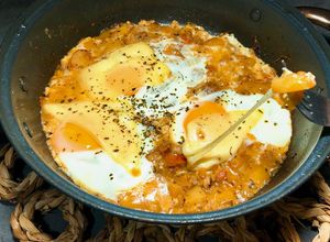 Hình của món Lạ Miệng Với Bacon, Khoai Tây, Trứng, Phô Mai, Cà Chua và Các Loại Lá Thơm Của Ý.