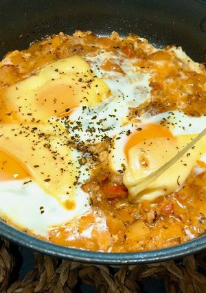 Hình của món Lạ Miệng Với Bacon, Khoai Tây, Trứng, Phô Mai, Cà Chua và Các Loại Lá Thơm Của Ý.