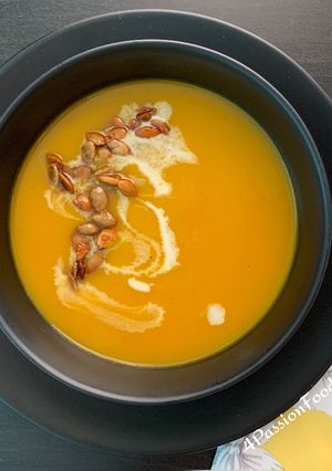 Une photo de Soupe de potiron, safran et orange avec des graines de courge caramélisées@4PassionFood