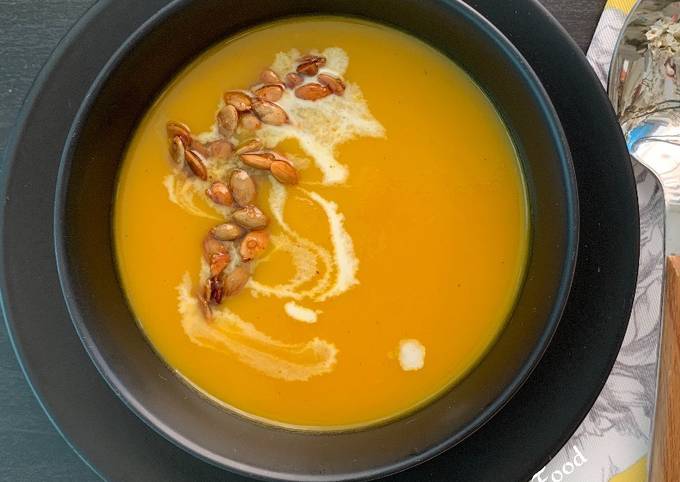 Soupe de potiron, safran et orange avec des graines de courge caramélisées  @4PassionFood