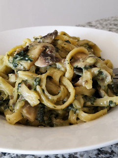 Una foto de Pasta con espinacas y champiñones a la crema
