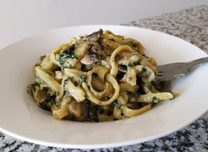 Una foto de Pasta con espinacas y champiñones a la crema