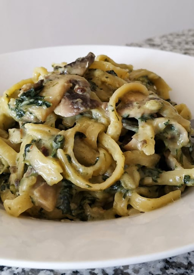 Una foto de Pasta con espinacas y champiñones a la crema