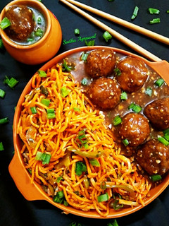 शेजवान नूडल्स विथ मंचूरियन (Schezwan noodles with manchurian recipe in Hindi) रेसिपी मुख्य फोटो