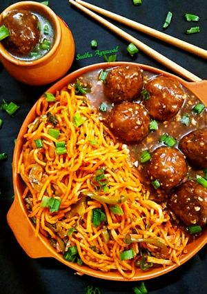 शेजवान नूडल्स विथ मंचूरियन (Schezwan noodles with manchurian recipe in Hindi) रेसिपी मुख्य फोटो