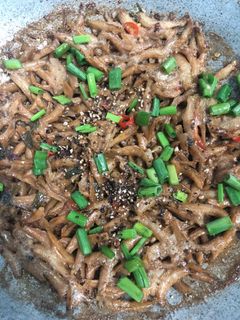 Hình của món Cá cơm kho tiêu.