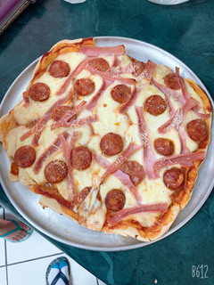 Una foto de Pizza mediana casera para 2