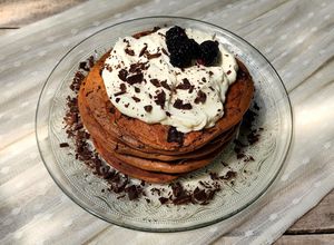 Una foto de 💜🥞Pancakes de banana, cacao y moras 🥞 Sin azúcar añadida, naturalmente endulzados 🥞💜