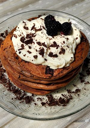 Una foto de 💜🥞Pancakes de banana, cacao y moras 🥞 Sin azúcar añadida, naturalmente endulzados 🥞💜