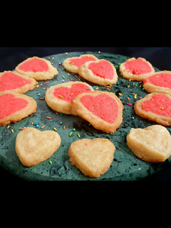 વેનિલા હાર્ટ કુકીઝ (Venila heart cookies recipe in gujarati) રેસીપી મુખ્ય ફોટો