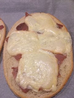 Une photo de Bruschetta jambon cru, raclette 😋