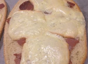 Une photo de Bruschetta jambon cru, raclette 😋