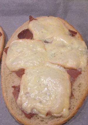 Une photo de Bruschetta jambon cru, raclette 😋