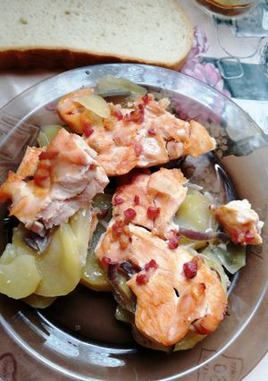 Fűszeres csirkemell csíkok lilahagymás burgonya ágyon recept fotója