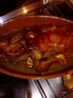 Una foto de Cochinillo asado segoviano
